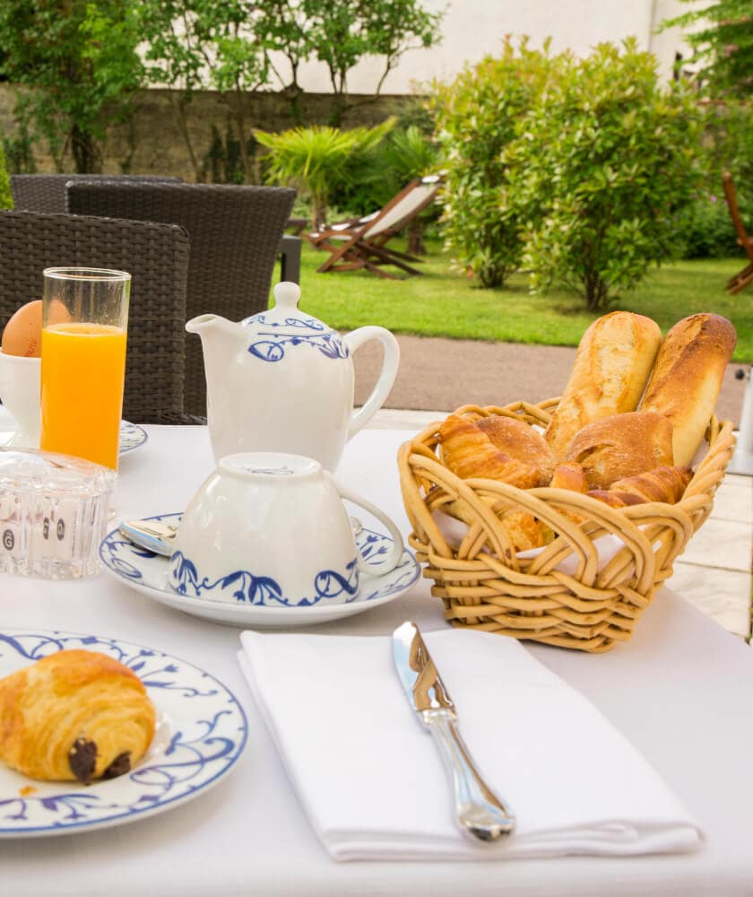 Petit déjeuner en terrasse à Beaune