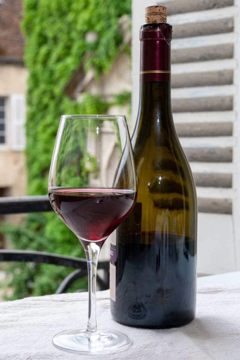 Verre de vin rouge en terrasse